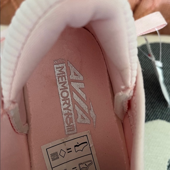 Baby pink AVIA tennis shoes - Picture 2 of 5
